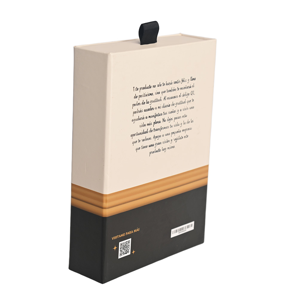 الجانب الخلفي لصندوق البطاقات الإسبانية يظهر رسالة الامتنان ورمز الاستجابة السريعة للوصول إلى اليوميات الرقمية.