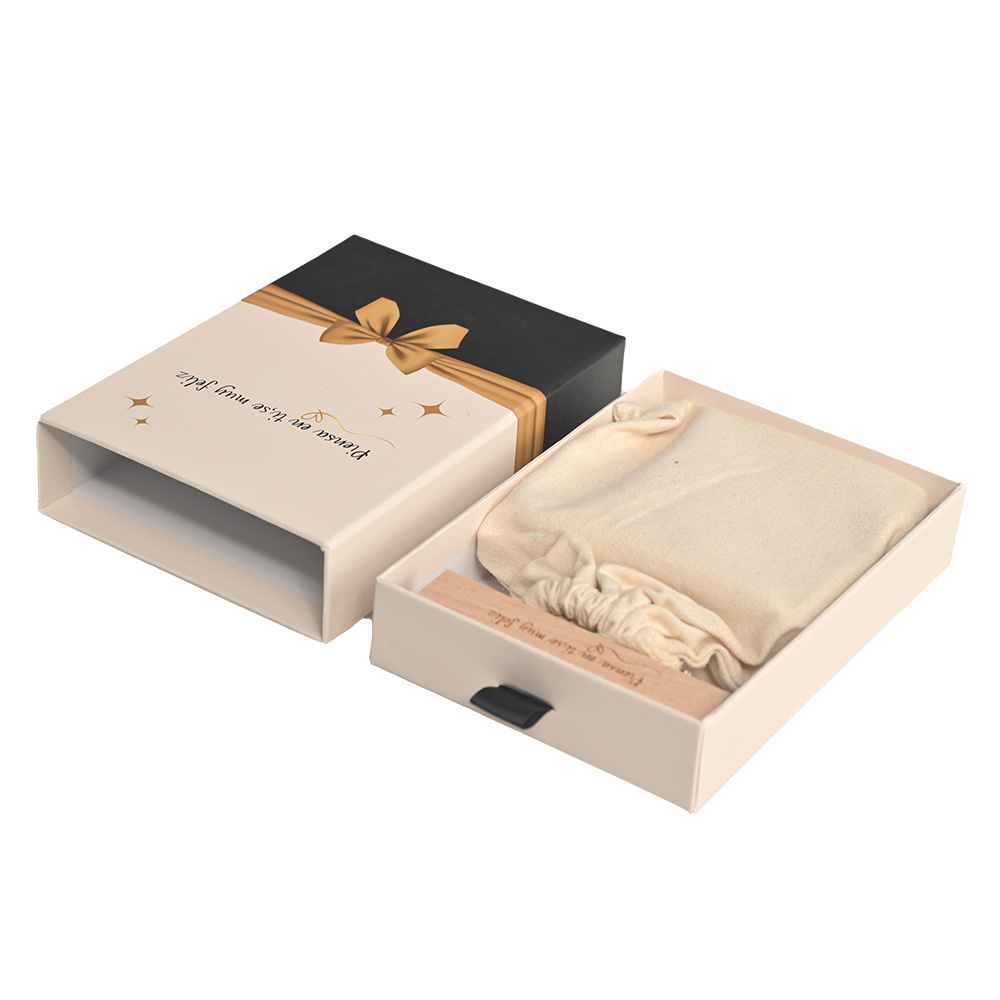 تجربة Unboxing لبطاقات تأكيد الإسبانية مع حقيبة الرباط القطنية وحامل خشبي.