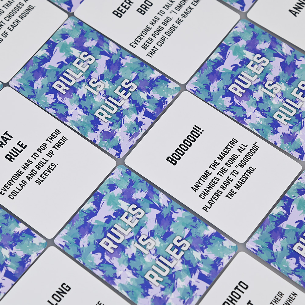 Primer plano de "gilipollas", "rapero" y "claro" tarjetas de juego especiales.