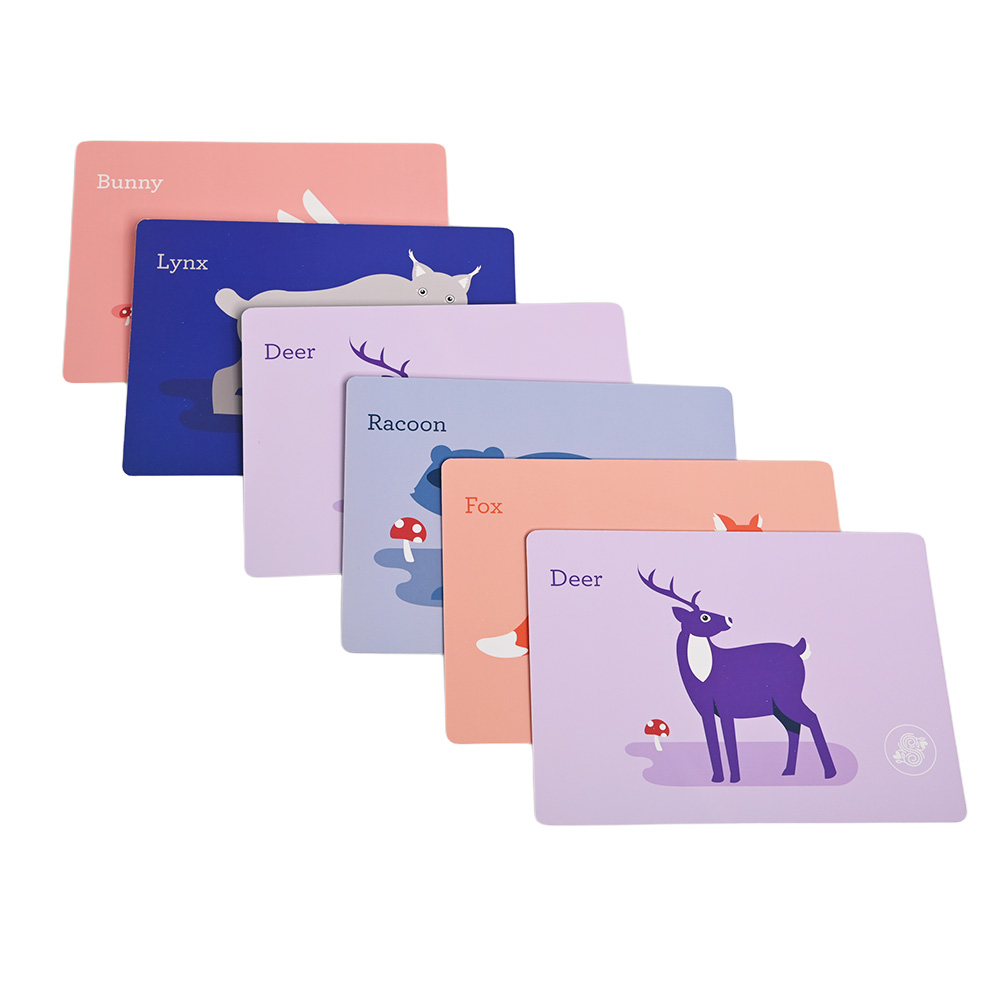 Lila Hirsch charakter, der Turtle Pose und Plank Pose auf hochwertigen gedruckten Bildungs karten zeigt.