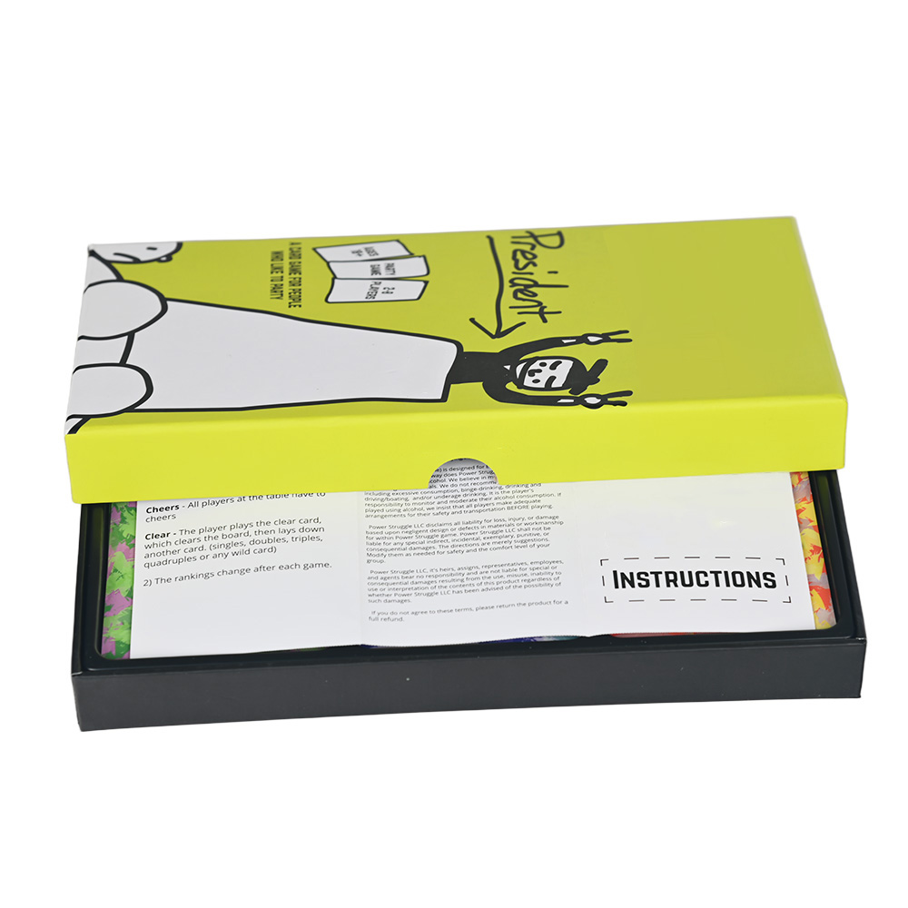 Maquetación de componentes de juego de cartas profesional: cubiertas, instrucciones y bandeja.