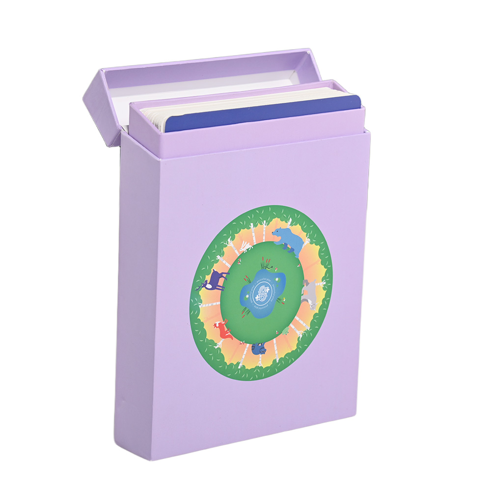 Nahaufnahme von Premium dicken Cardstock-Yoga-Karten für Kinder mit glatten abgerundeten Ecken für die Sicherheit.