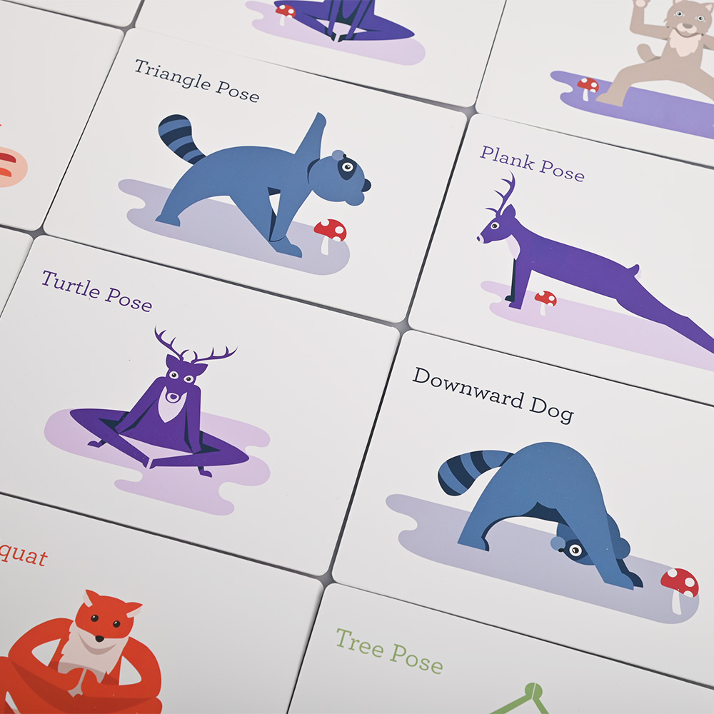 Waschbär-Charakter demonstriert Triangle Pose und Downward Dog auf minimalist ischen Yoga-Karteikarten.