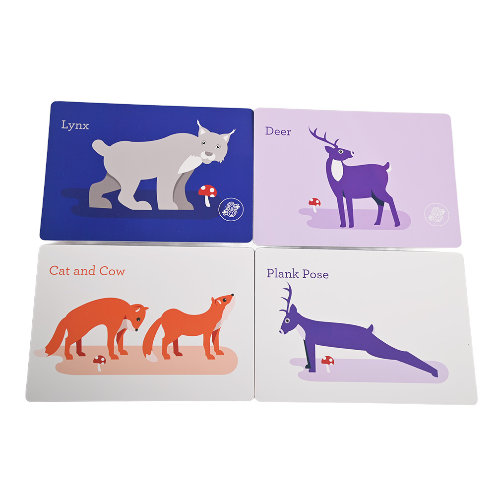Pädagogische Yoga karten für Kinder mit Triangle Pose, Plank Pose und Downward Dog mit niedlichen Tier illustrationen.