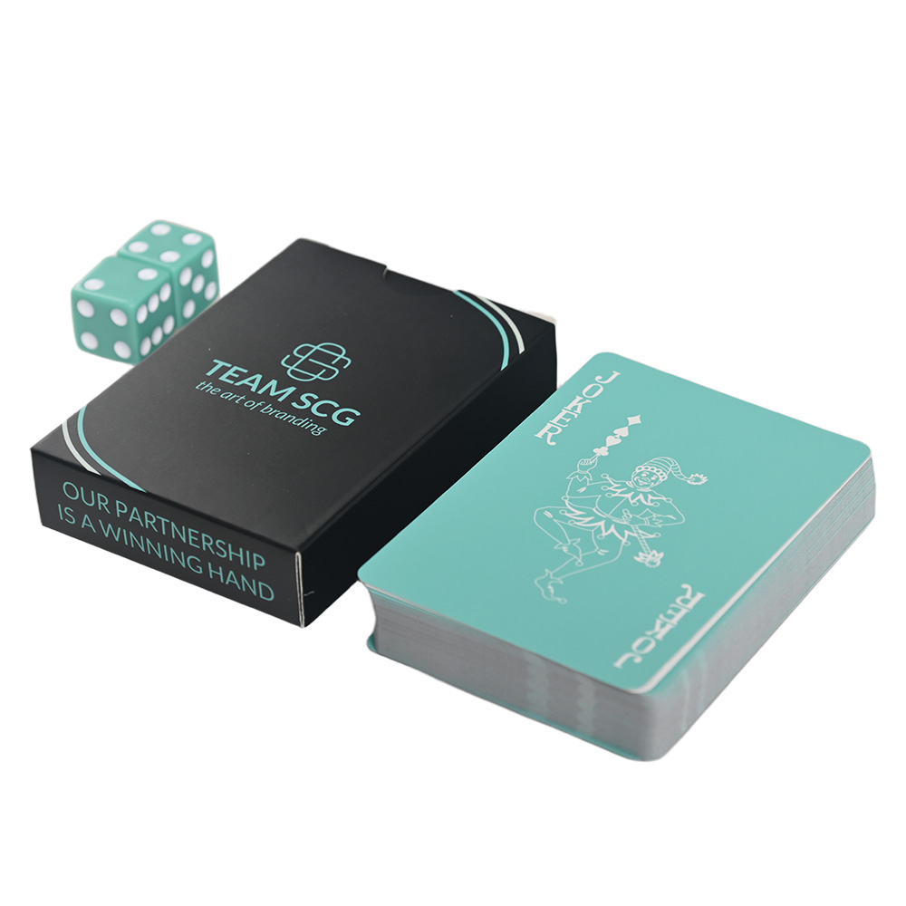 بطاقات بوكر زرقاء مع تصميم جوكر فريد من نوعه ولهجات رقائق الفضة.