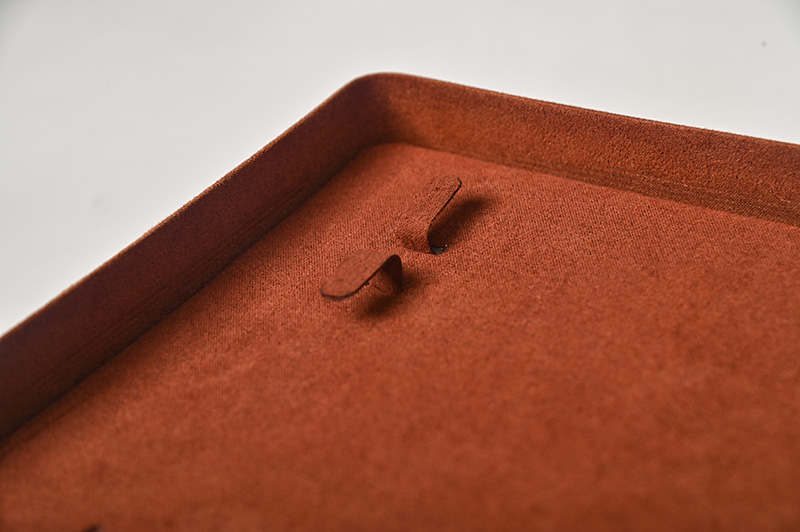 Die Details der Leder-Schmucks cha tulle