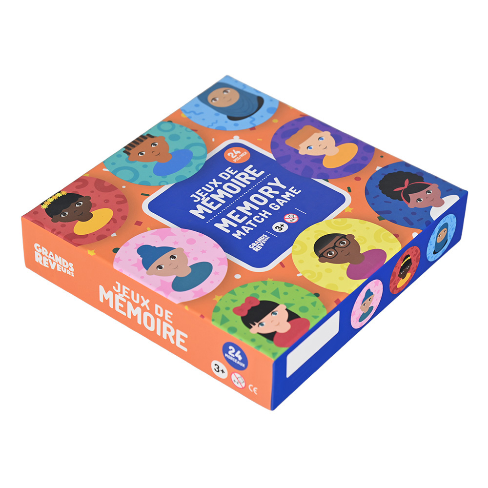 Vue de face de l'emballage de jeu de mémoire coloré avec divers enfants illustrations.