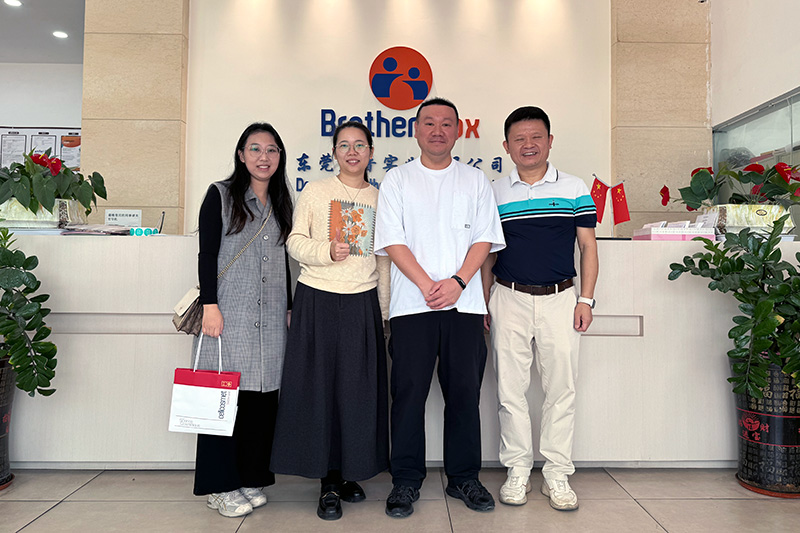 Des clients japonais ont visité l’usine de Brothersbox.