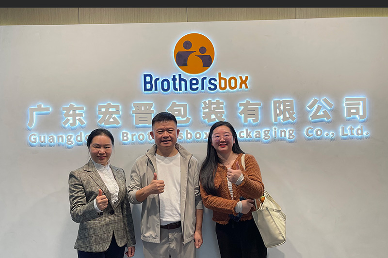 Clientes japoneses visitaron la sede central de Brothersbox.