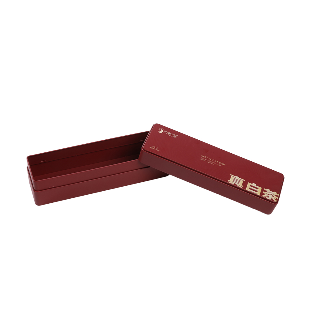 Boîte à thé personnalisée rectangulaire rouge foncé avec estampage feuille d'or et couvercle partiellement ouvert.