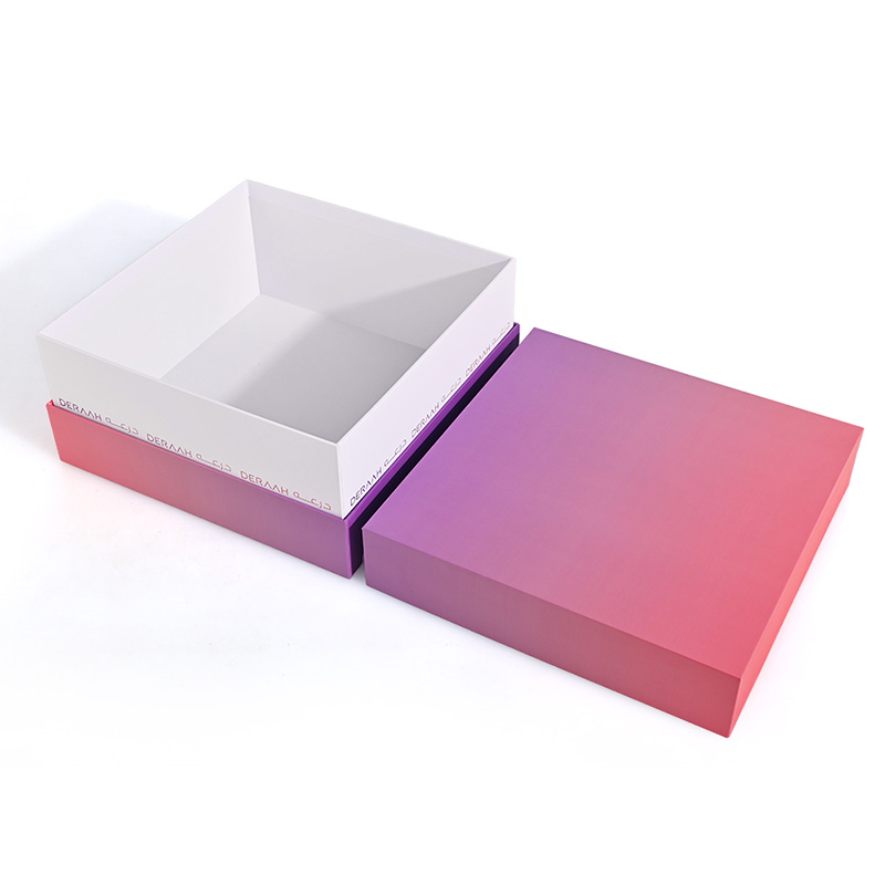 Vue latérale inclinée de la boîte de parfum de luxe Brothersbox ouverte, structure détaillée du cou.