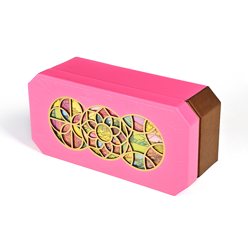 Abgewinkelter Blick auf eine geschlossene luxuriöse Mooncake-Geschenk box mit rosa Deckel und brauner Basis von Brothers box.