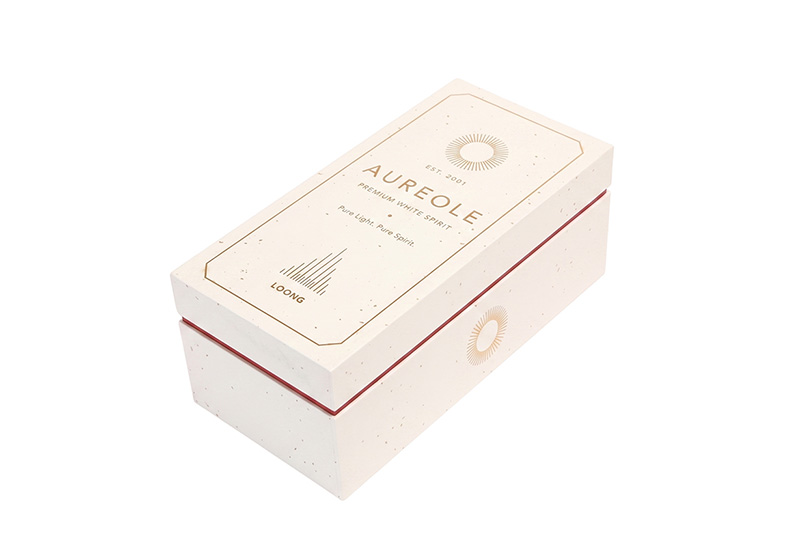 Vista aérea de caja de embalaje de vino de madera personalizada con costura de acento rojo