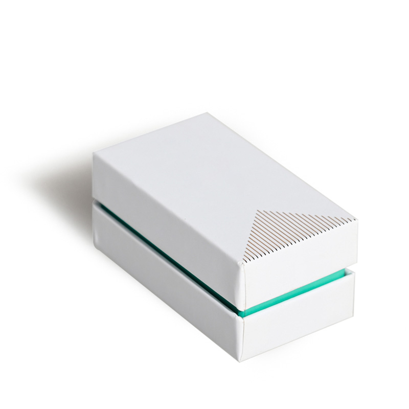 Draufsicht auf elegante minimalist ische kleine Schokoladen box verpackung mit sauberem geometrischem Linien druck.