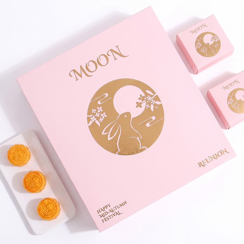 Top Winkel Blick auf Premium rosa Mooncake Geschenk box mit Goldfolie Logo und Kaninchen