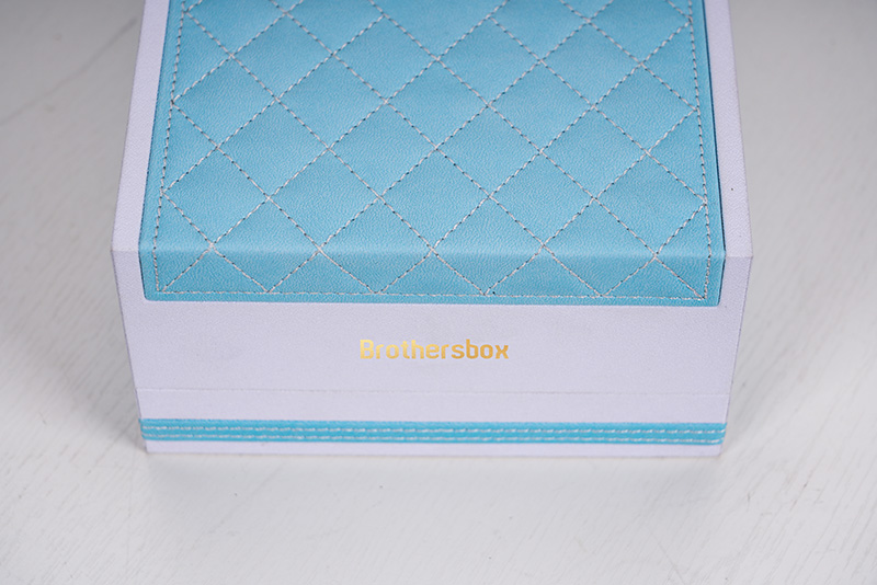 Los detalles de la caja de perfume