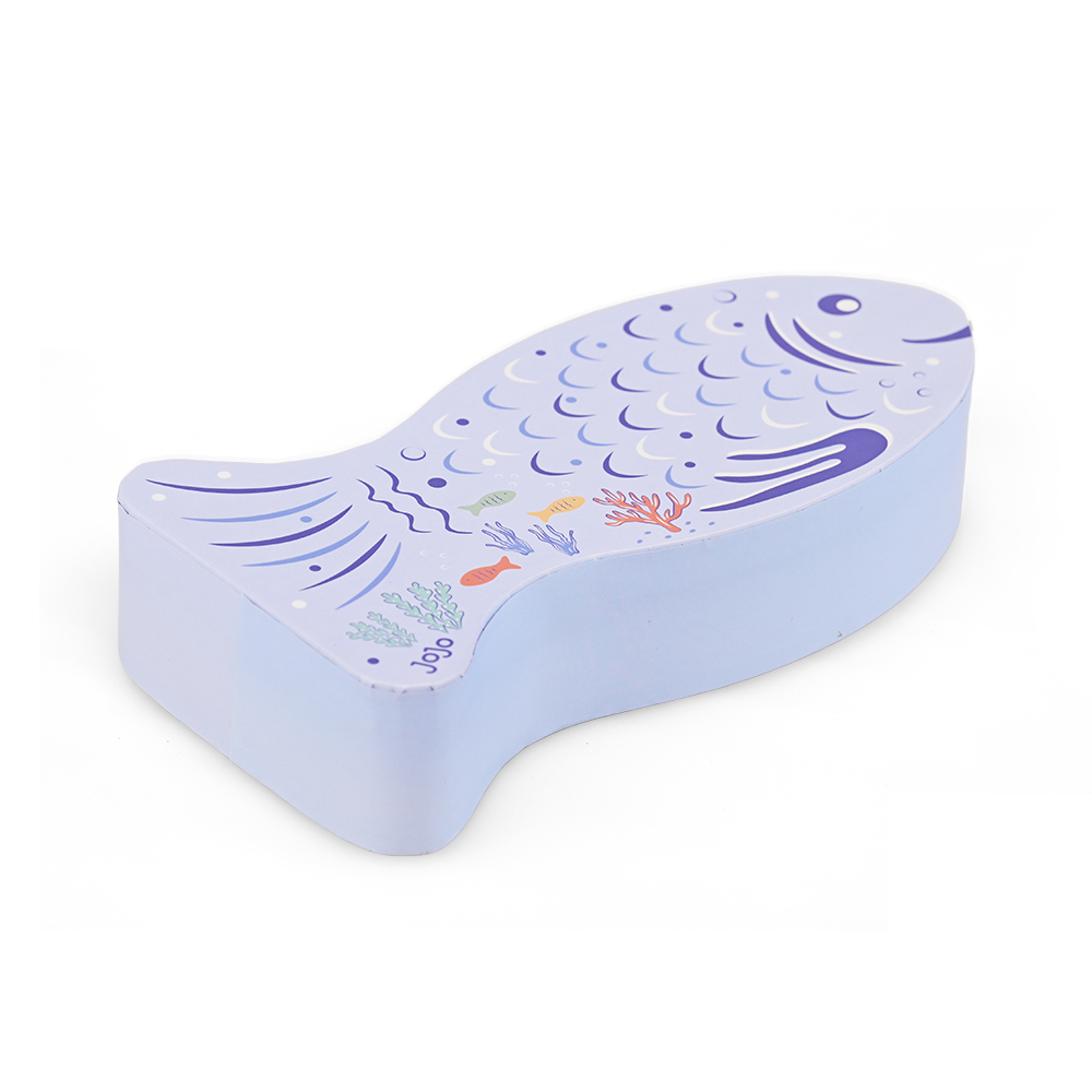 Vista superior de caja rígida cerrada en forma de pez con escamas moradas y diseño de cara sonriente