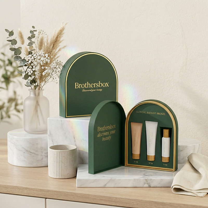 Eine Sammlung von Brothers box bogenförmigen mattgrünen Kisten in einer Lifestyle-Umgebung auf Marmor steht.