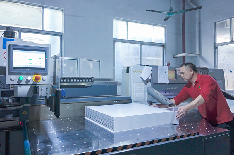 We source high-quality professional cores and use programmable systems to precision-cut paper into optimized sizes, ensuring consistent alignment and material efficiency.