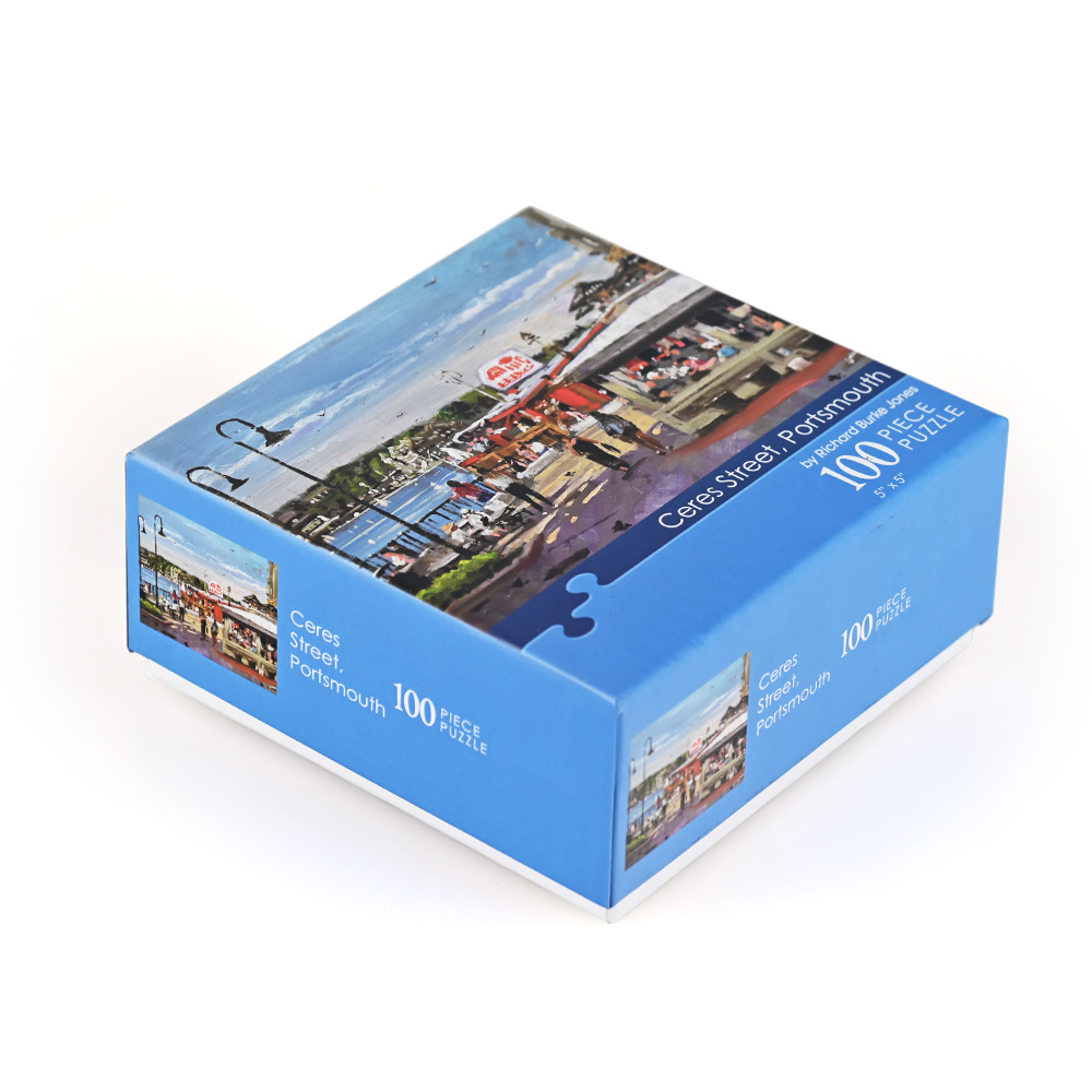 هدية عيد ميلاد تعليمية للأطفال: قطعة أحجية نابضة بالحياة في صندوق أزرق.