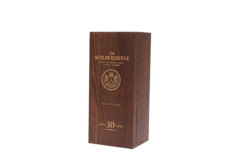 Vista vertical 3/4 da caixa de apresentação de uísque de madeira de garrafa única personalizada