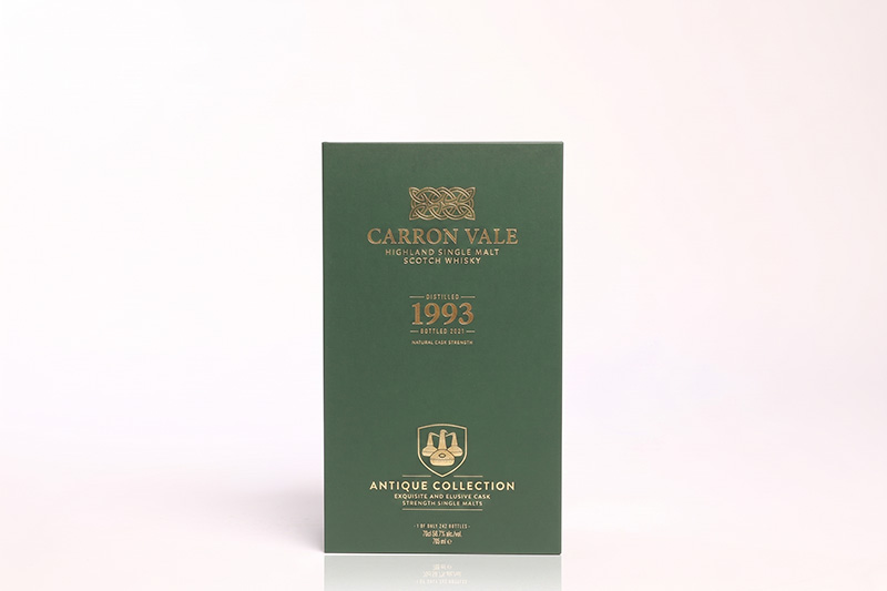 Vorder ansicht einer dunkelgrünen schützenden Außenhülle für eine luxuriöse hölzerne Wein geschenk box mit Goldfolie stempeln