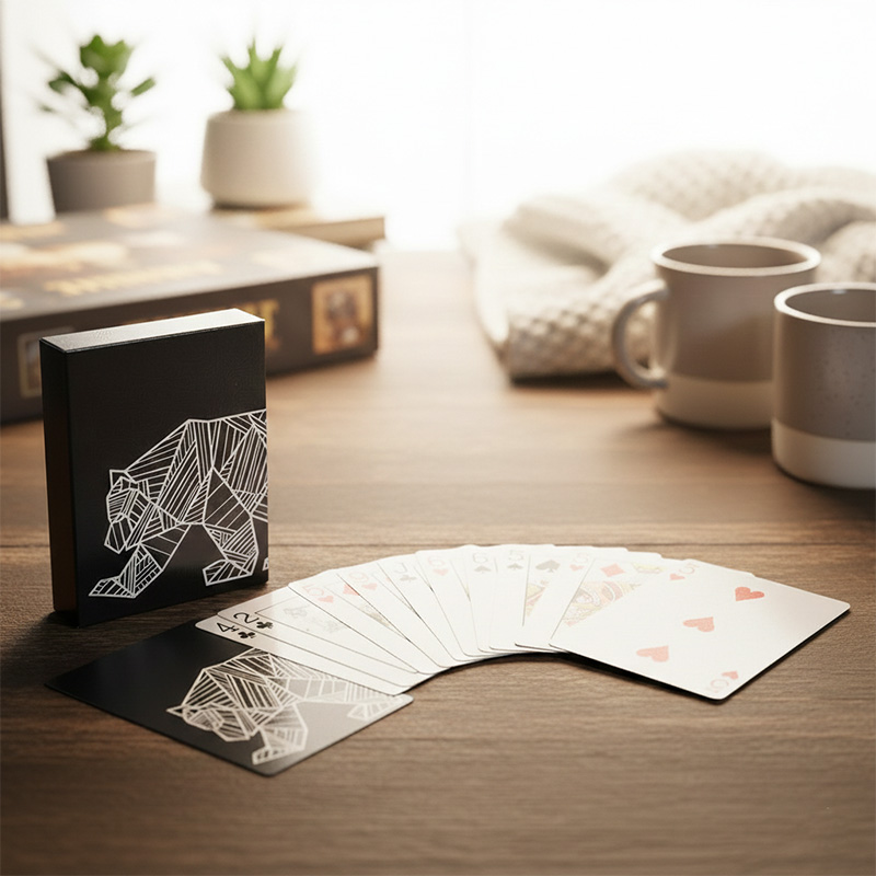 Shot de estilo de vida de diseño personalizado de naipes para campistas en una mesa de madera con café y plantas.