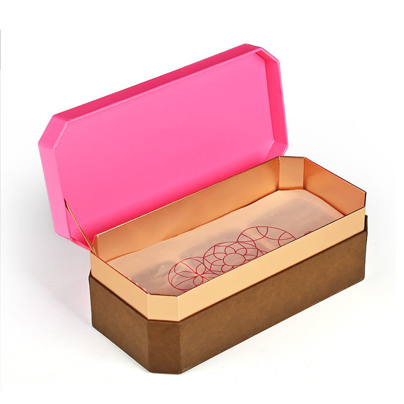 Offene benutzer definierte Mooncake-Box mit einem eleganten goldenen Interieur und durchscheinen dem Schutz papier mit einem roten geometrischen Blumen druck.