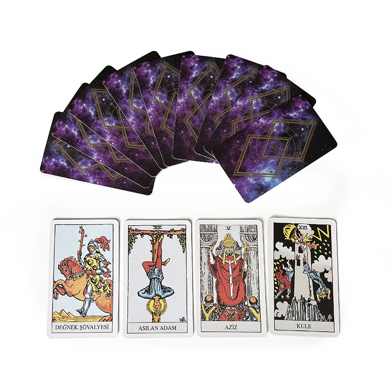 Primer plano de cartas del tarot, incluido el caballero de varitas, El ahorcado, El Hierofante y la torre en turco.