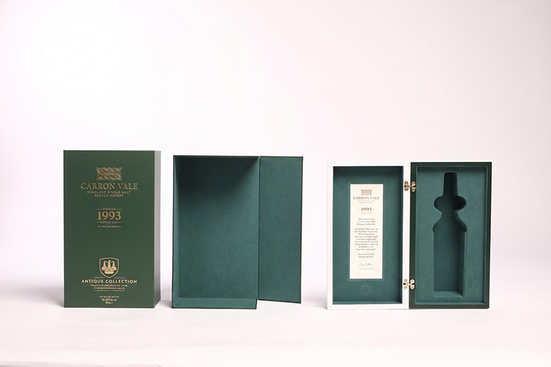Offene luxuriöse Holz-Wein-Geschenk box mit kunden spezifischem Samt flaschen einsatz und grüner Schutzhülle