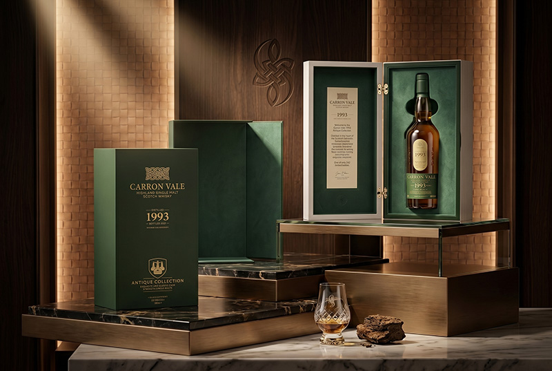 Luxus Single Malt Whisky in einer benutzer definierten Brothersbox-Geschenk box aus Holz mit grüner Schutzhülle auf einer Marmor theke