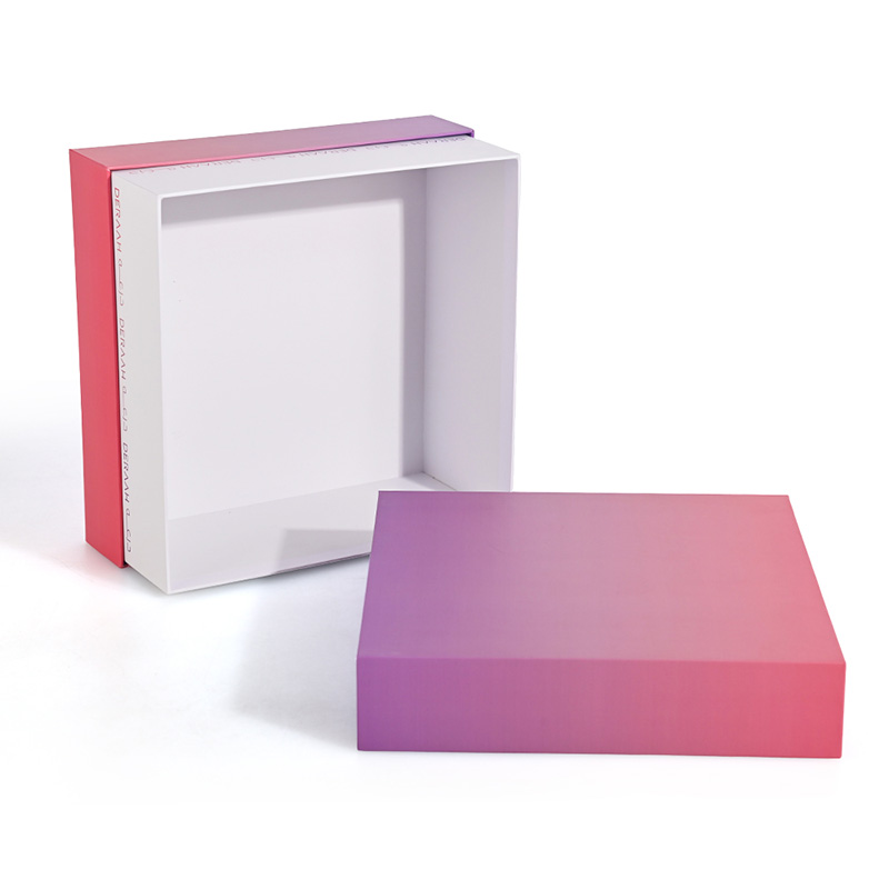 Vue aérienne de la boîte de parfum carrée Brothersbox semi-ouverte, affichant la doublure blanche interne.