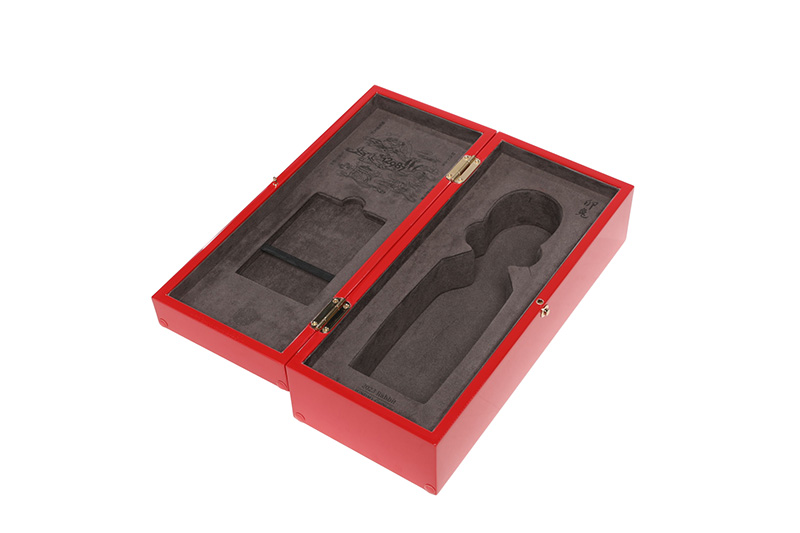 Vue inclinée de vin en bois rouge ouvert boîte de rangement avec insert en mousse EVA personnalisé