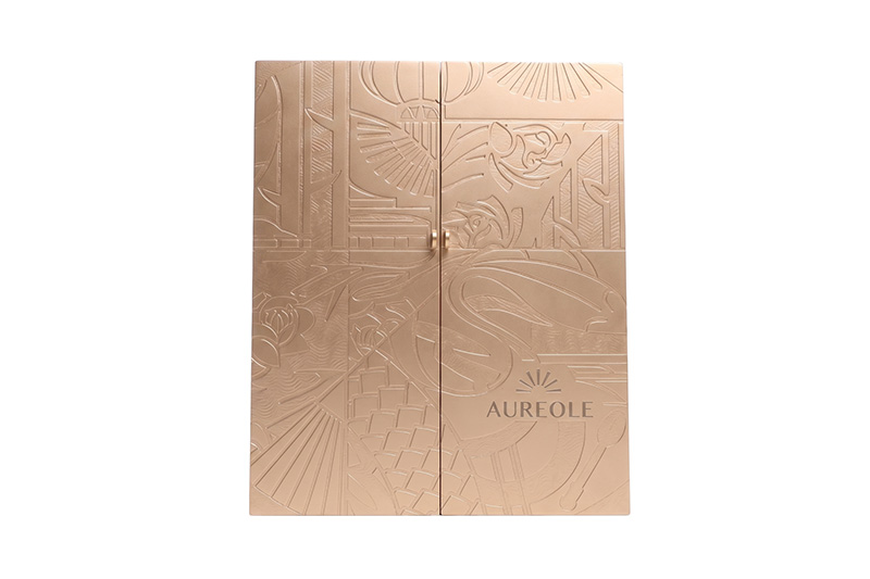 Vista frontal da caixa de presente de vinho de madeira rosa-ouro personalizado com padrões botânicos em relevo por Brothersbox