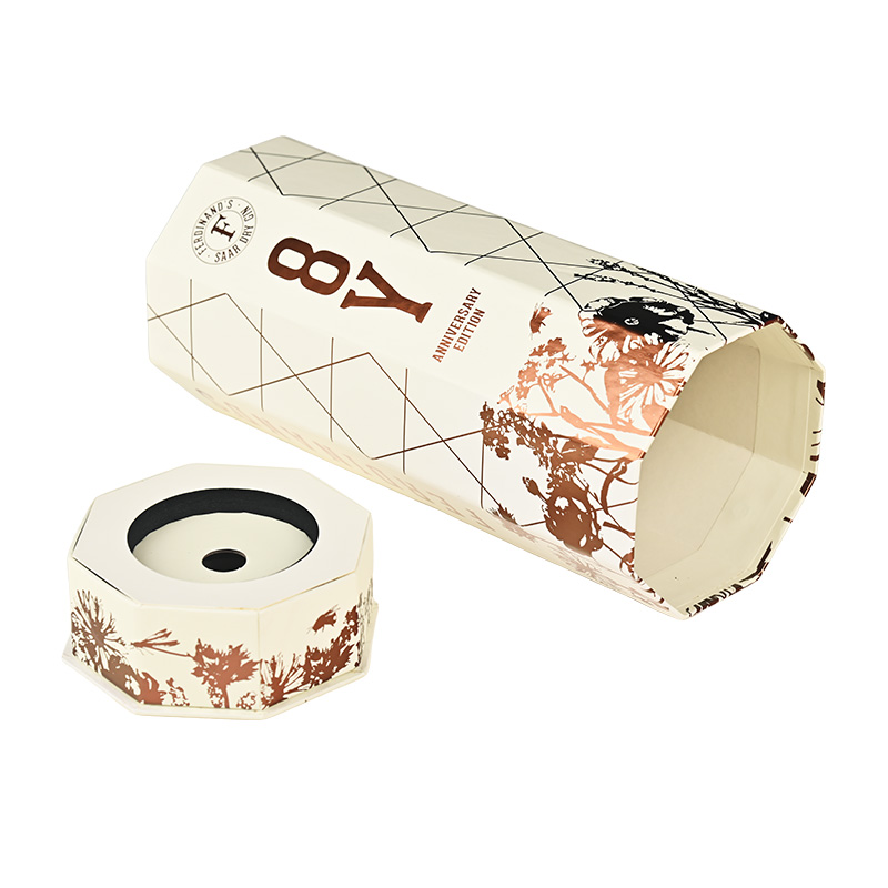 Öffnen Sie die achteckige starre Papier röhrchen Wein verpackungs box mit dem maßge schneider ten Einsatz für einen sicheren Flaschen schutz.