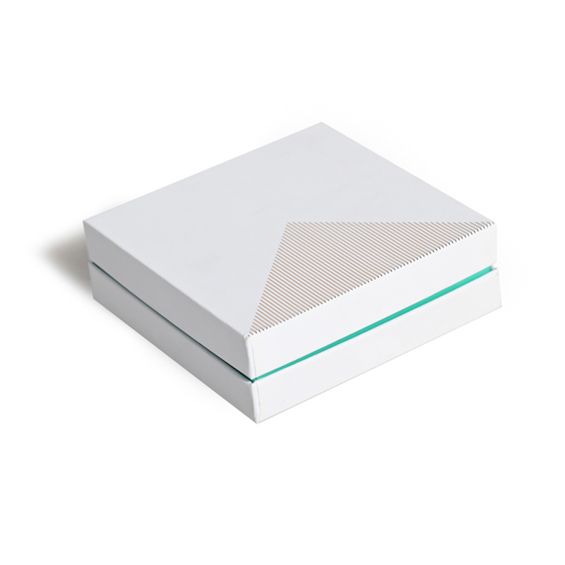 Geschlossene weiße quadratische starre Geschenk box mit eleganten geometrischen Folien linien für hochwertige handwerkliche Pralinen.