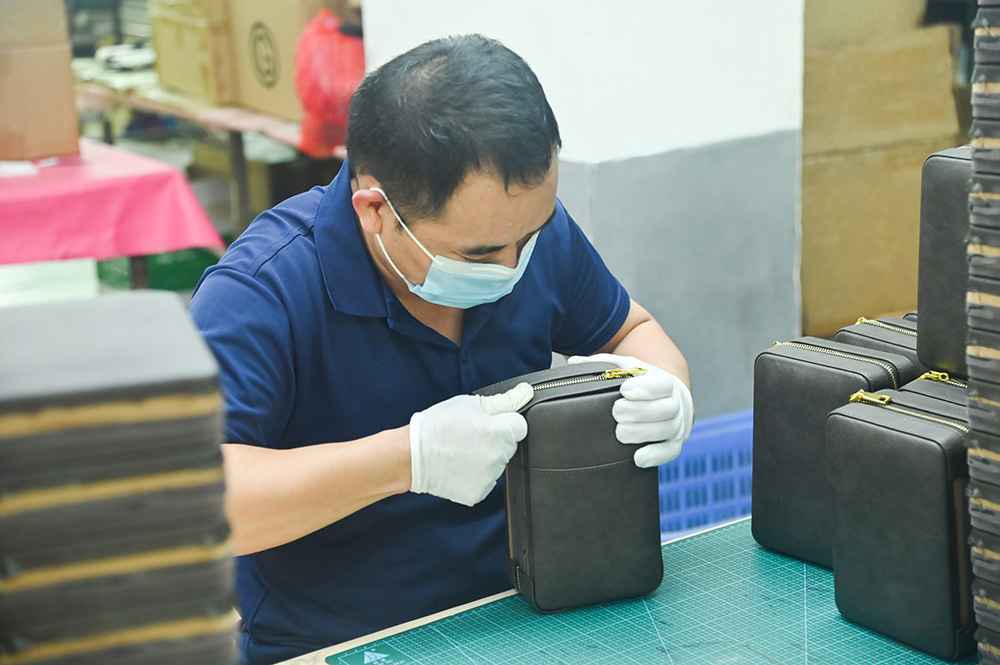 Elegant Leather Watch Box | Custom Factory
