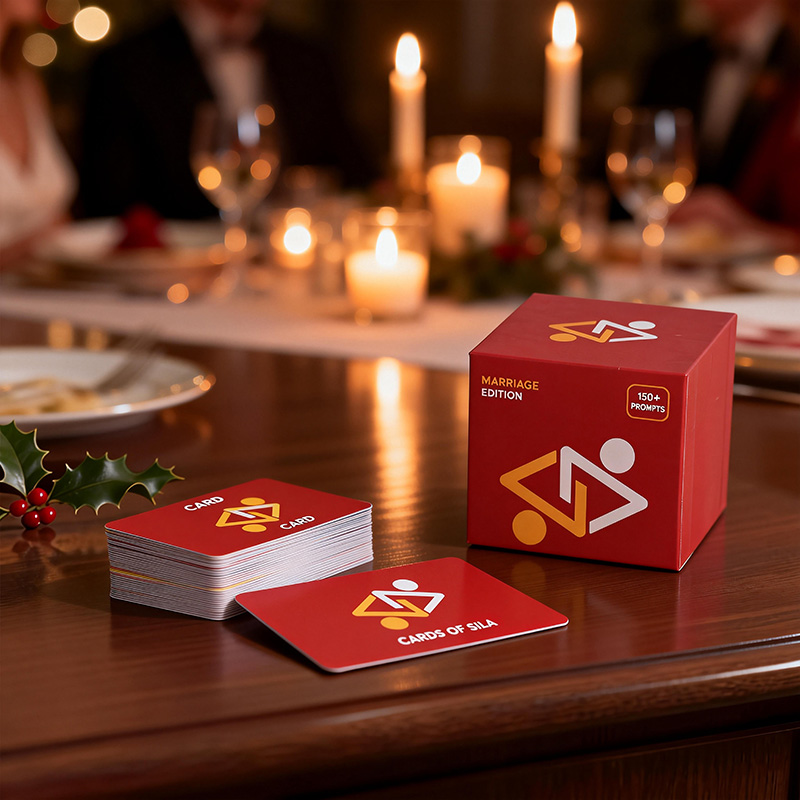 Pärchen-Gesprächs karten auf einem romantischen Esstisch bei Kerzenschein mit Weihnachts dekoration.