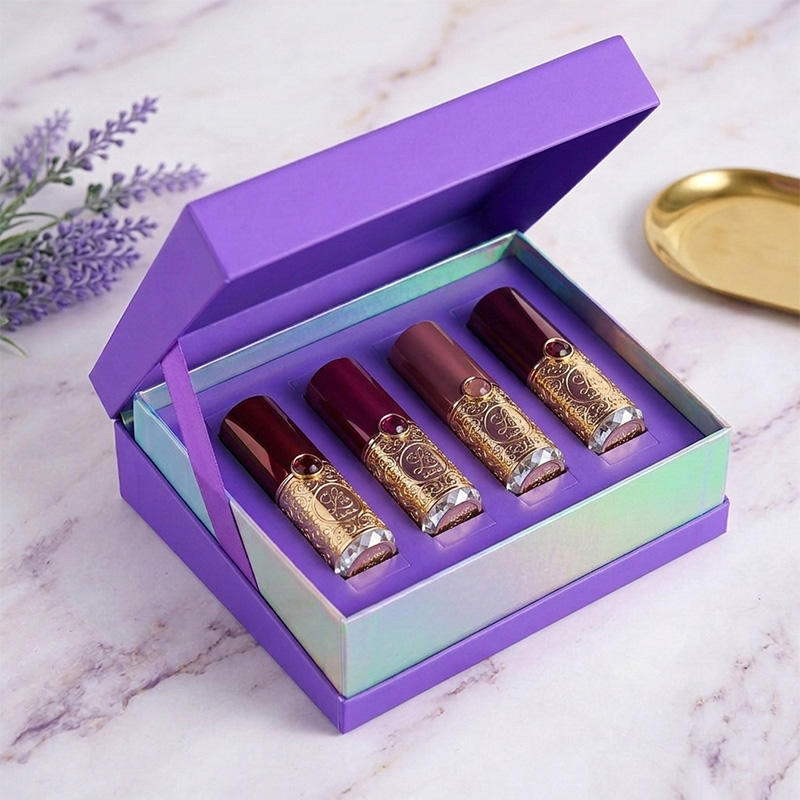 Highend holo graphische Geschenk box mit lila Lippenstift mit 4 Luxus-Lippenstiften mit Gold prägung.