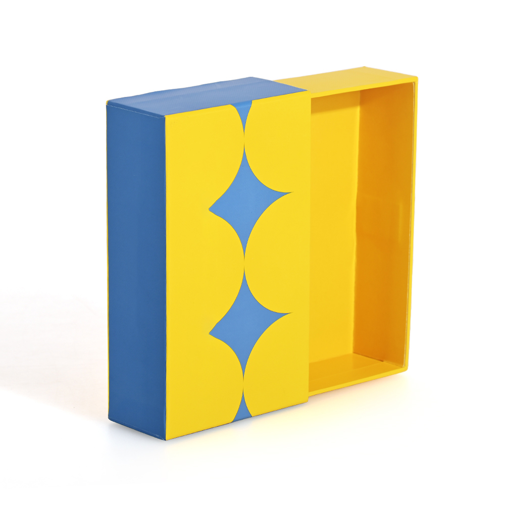 Caixa de embalagem de chocolate personalizada estilo gaveta amarela e azul com manga deslizante parcialmente aberta pela Brothersbox.