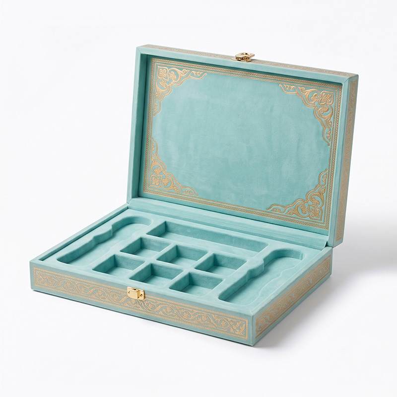 Leere, individuell gestaltete Geschenkbox aus Holz mit samtgefütterten Innenfächern.