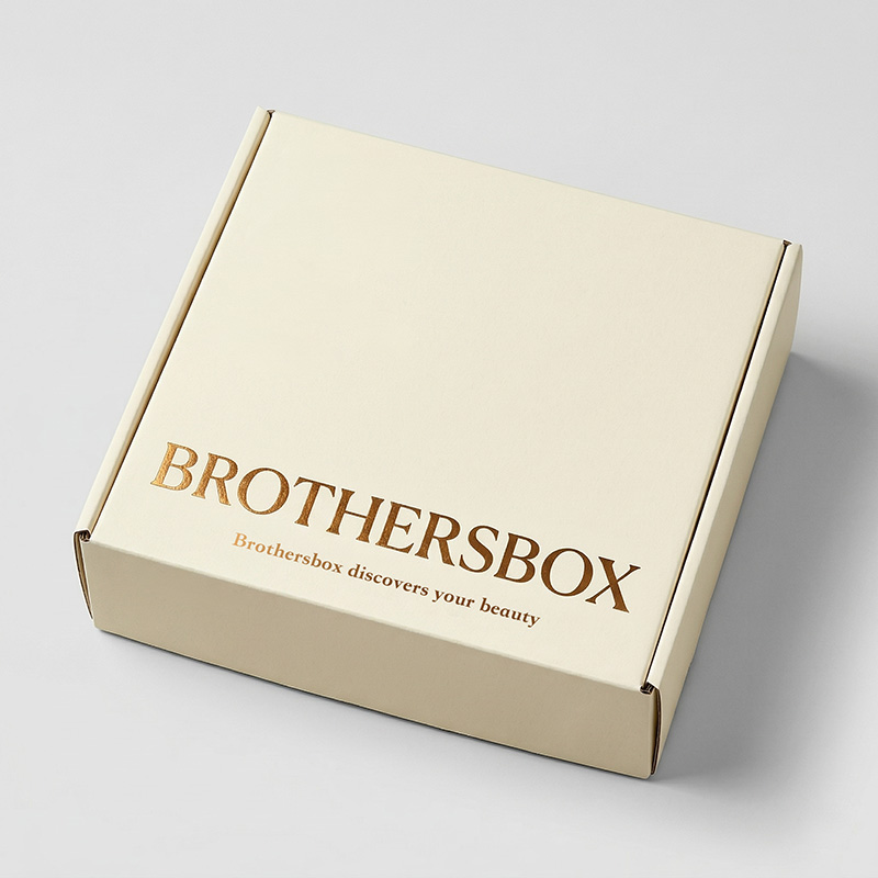 Flache Präsentation einer minimalist ischen Haarpflege-Abo-Box.