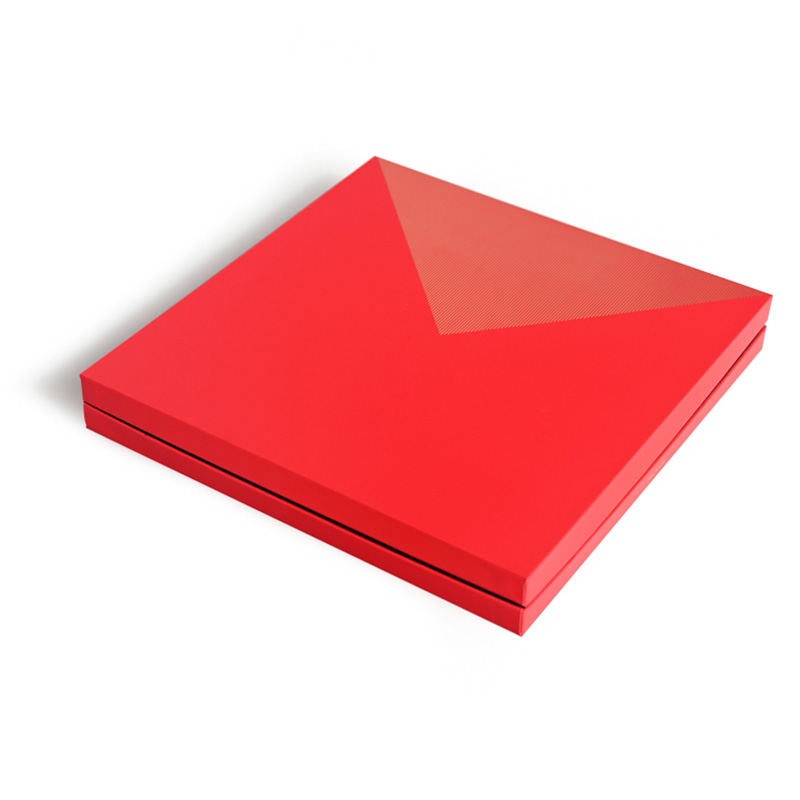 Caja de regalo de trufa de chocolate rígida cuadrada cerrada en color rojo vibrante.