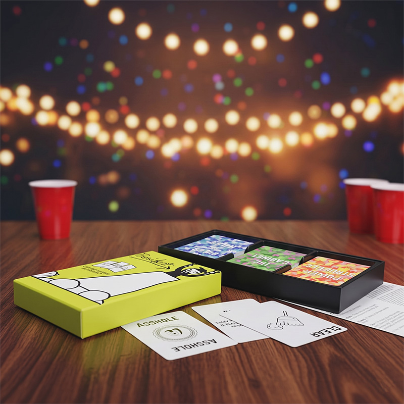 Vista de mesa de un juego de cartas de fiesta en un entorno de estilo de vida realista.