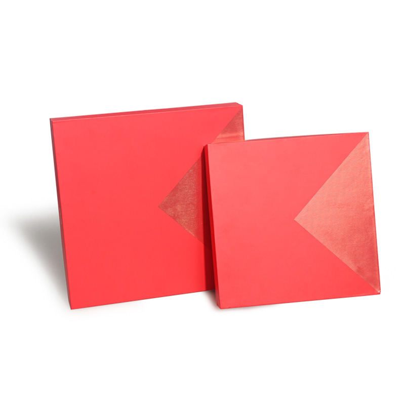 Dos tamaños diferentes de Cajas de Regalo de chocolate rígidas cuadradas Rojas cerradas con diseño de triángulo texturizado.