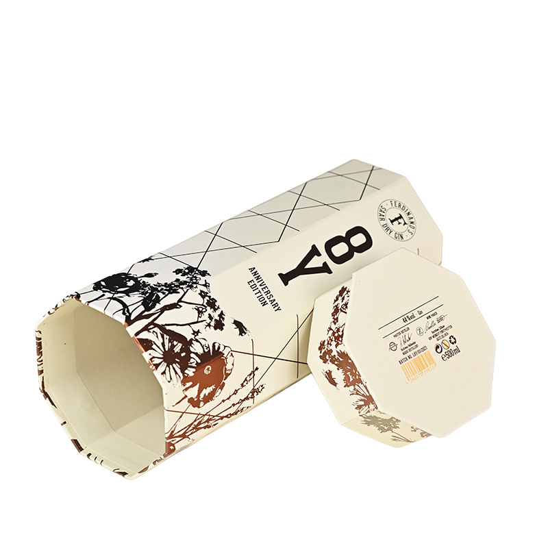 : Offene Ansicht der achteckigen Wein verpackungs box aus starrem Papier rohr, die die bedruckte Basis kappe mit Produkt barcodes zeigt.