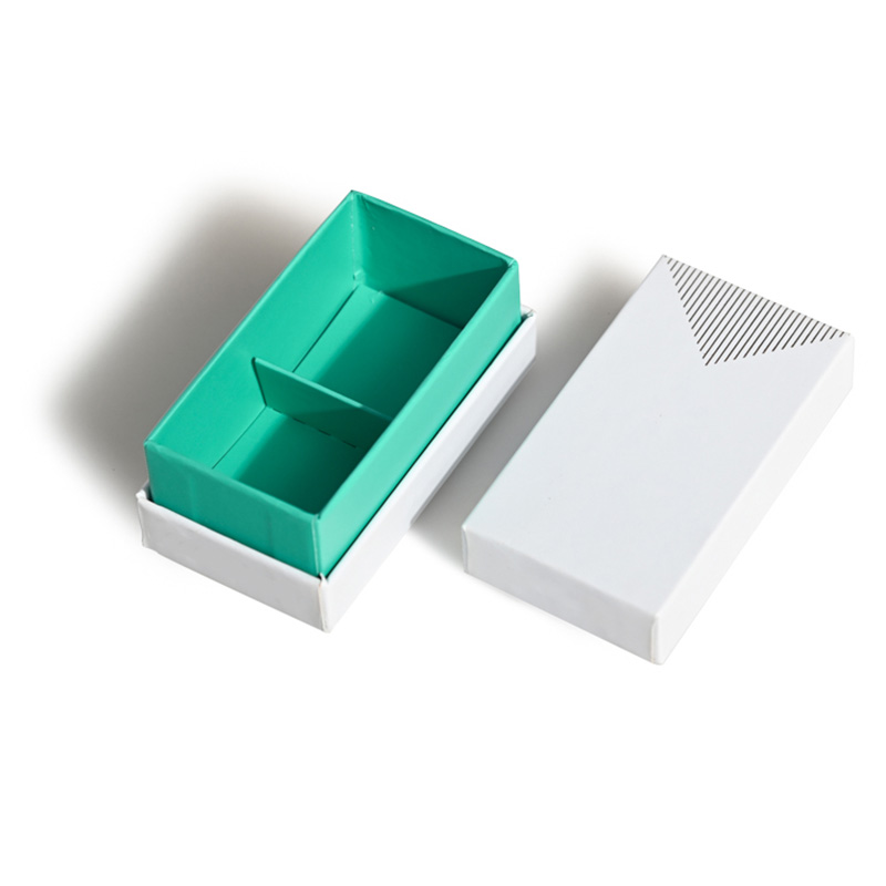 Geöffnete kleine starre Schokoladen box mit mint grünem Innenfutter und einem zentralen Abteil teiler.