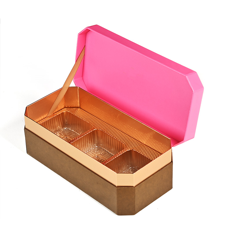 Abgewinkelte Innenansicht einer rosa-braunen Mooncake-Box mit einer Banddeckel stütze und einem goldenen Display fach mit 3 Steckplätzen.