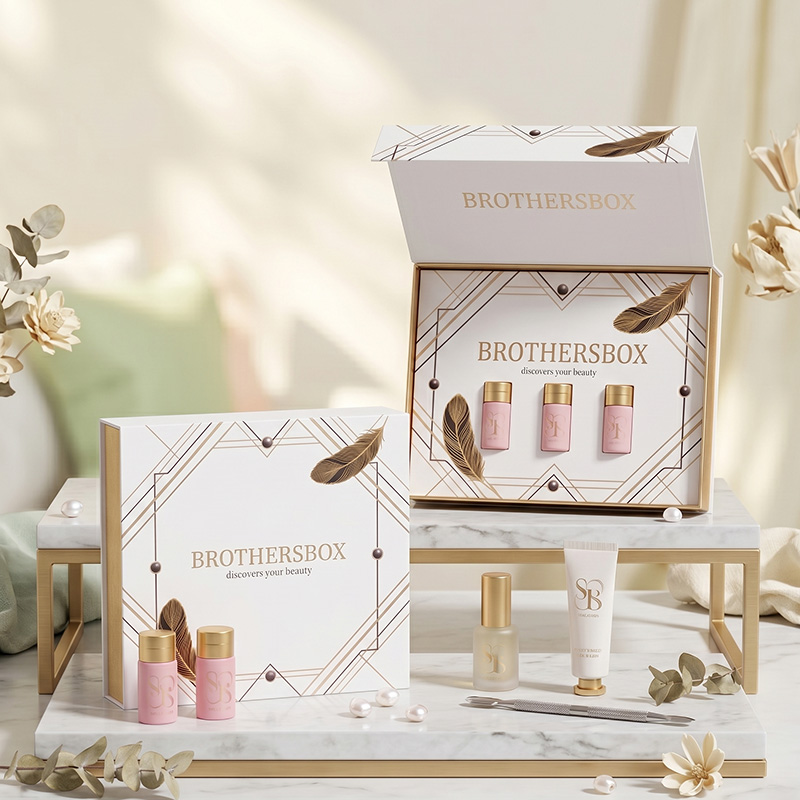 Soins des ongles de luxe coffret cadeau affichage sur la surface de marbre avec perles et fleurs.