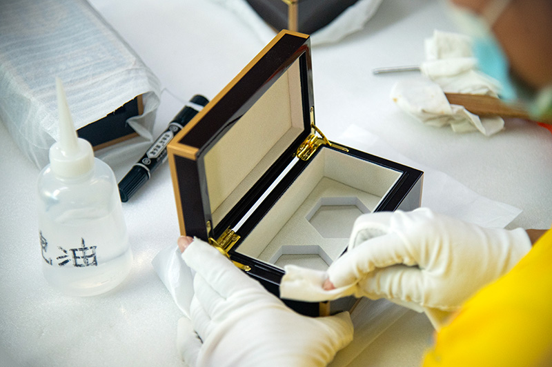 Tailored specifically for delicate cosmetics, our structural designs undergo rigorous testing to ensure high-end glass and formulas arrive in pristine condition, every single time.